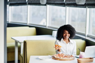 Neşeli iş Afro-Amerikan kadını afro saçlı