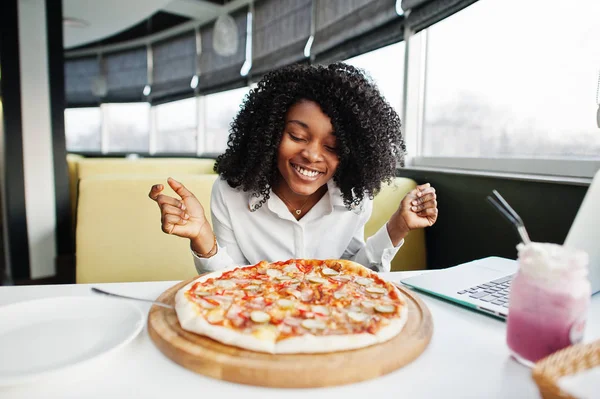 Empresária africana americana senhora africana com cabelo afro, desgaste wh — Fotografia de Stock