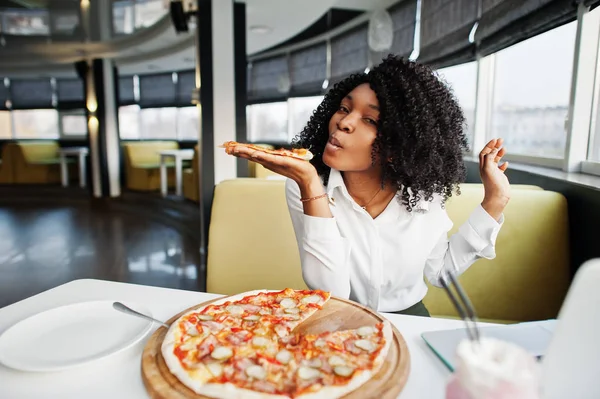 Empresária africana americana senhora africana com cabelo afro, desgaste wh — Fotografia de Stock