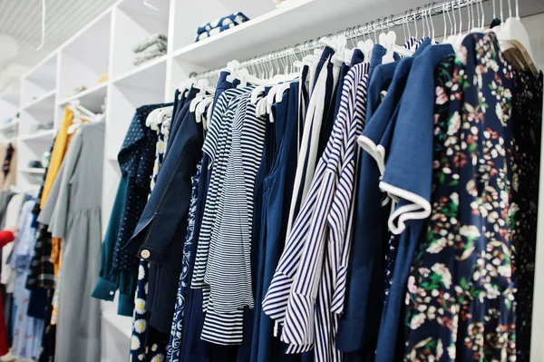 Conjunto de ropa de color azul femenino en los bastidores en st ropa — Foto de Stock