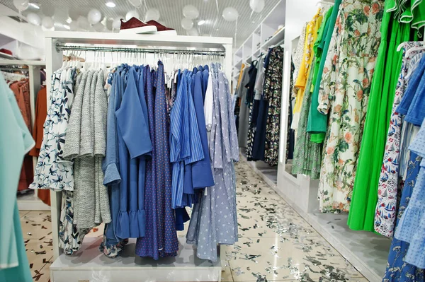 Conjunto de ropa colorida femenina en los bastidores en la tienda de ropa b — Foto de Stock