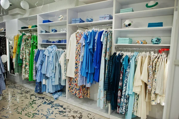 Conjunto de ropa de color azul femenino en los bastidores y estantes en — Foto de Stock