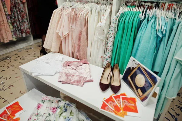 Conjunto de ropa colorida femenina en los bastidores con zapatos en tela — Foto de Stock