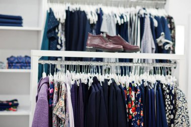 Bez ayakkabı ile raflar üzerinde kadın renkli giyim seti