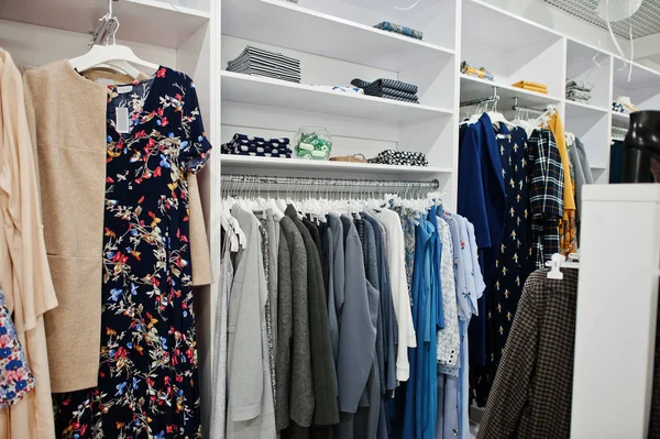 Conjunto de ropa colorida femenina en los bastidores en la tienda de ropa b —  Fotos de Stock
