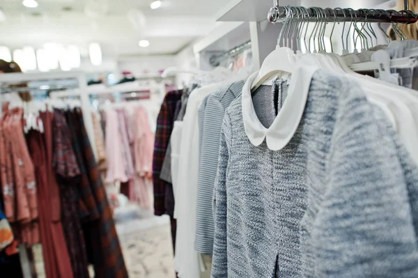 Abbigliamento colorato femminile set di sul rack nel negozio di abbigliamento b — Foto Stock
