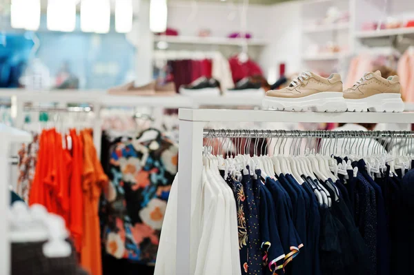 Conjunto de ropa colorida femenina en los bastidores con zapatos en tela — Foto de Stock