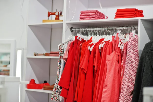 Weibliche rote bunte Kleidung Set von auf den Regalen und Regalen in — Stockfoto