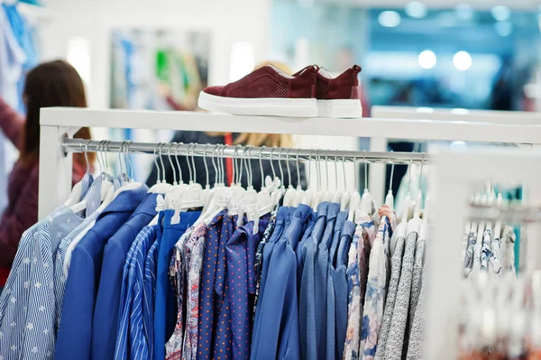 Abbigliamento femminile colorato set di su rack con scarpe in stoffa — Foto Stock