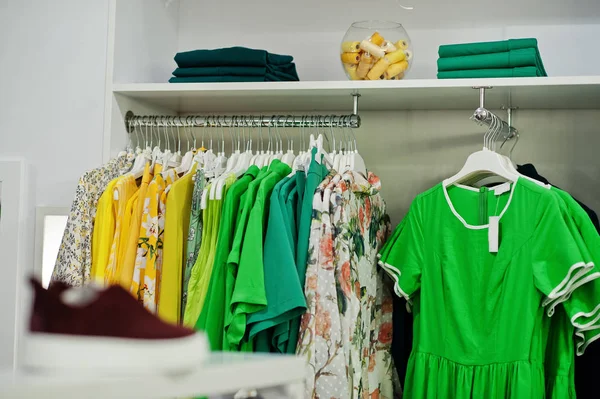 Weibliche grüne bunte Kleidung Set von auf den Regalen und Regalen i — Stockfoto