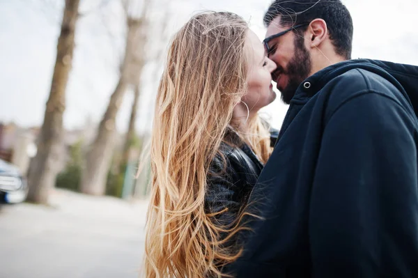 Cooles multirassisches Paar umarmt sich, aufrichtige Emotionen. — Stockfoto