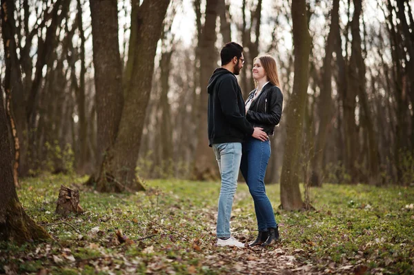 Historia de amor de pareja multirracial fresca en bosque de primavera . —  Fotos de Stock