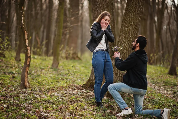 História de amor de casal multirracial legal na floresta de primavera. Casamento — Fotografia de Stock