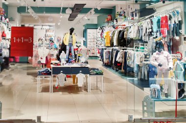 Çocuklar kumaş mağaza moda yepyeni iç.
