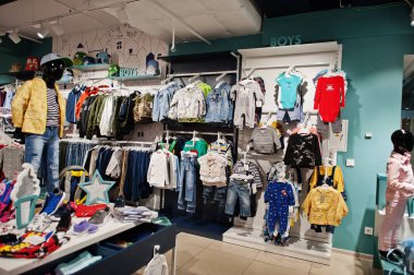 Çocukların parlak giysileri bebek kıyafetinde ekranda asılı