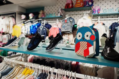 Çocukların parlak giysileri bebek kıyafetinde ekranda asılı