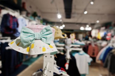 Çocukların parlak giysileri bebek kıyafetinde ekranda asılı