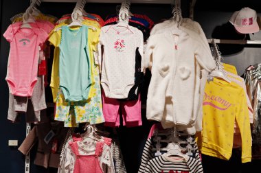 Çocukların parlak giysileri bebek kıyafetinde ekranda asılı
