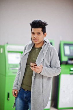 Yeşil A satır karşı cep telefonu ile genç şık Asya adam