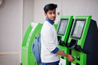 Genç Asya adam koymak onun kredi kart için kaldırır nakit itibaren bir GRE