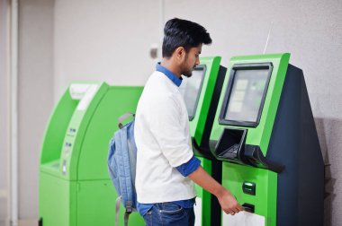 Genç Asya adam koymak onun kredi kart için kaldırır nakit itibaren bir GRE