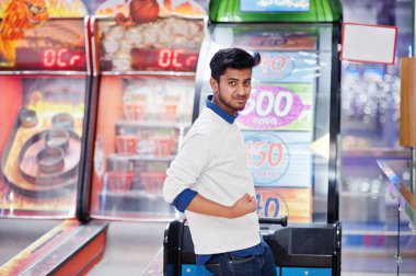 Genç Asya adam oyun üzerinde Fortune tekerlek slot makineleri için denemek kazanmak bir
