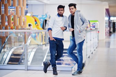 İki Asya çocuklar üzerinde Mall