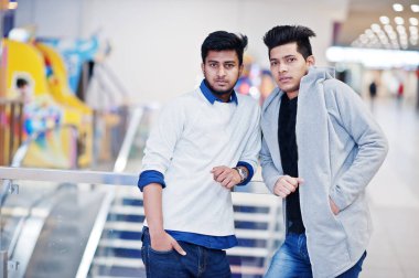 İki Asya çocuklar üzerinde Mall