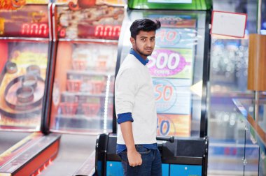 Genç Asya adam oyun üzerinde Fortune tekerlek slot makineleri için denemek kazanmak bir