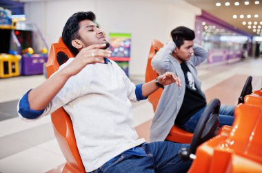 Ben eziğim! İki Asya beyler rekabet üzerinde hız binici arcade oyun raci