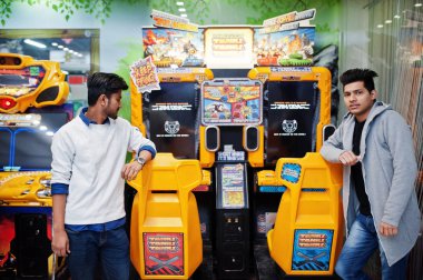 İki Asyalı adamlar hız binici arcade oyunu yarış simülatat üzerinde rekabet