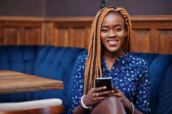 Portrait of beautiful young african business woman with dreadloc — Stock Photo, Image