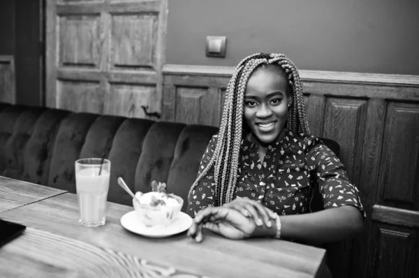Портрет красивої молодої африканської ділової жінки з дредлоком — стокове фото