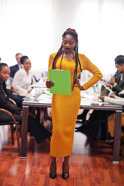 Tvář hezké africké obchodní ženy ve žlutých šatech, držící — Stock fotografie