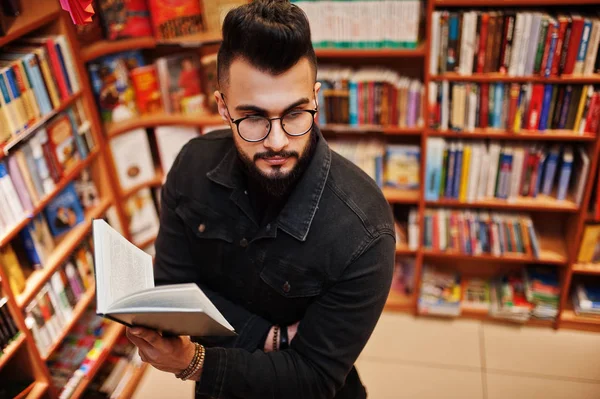 Hombre alto estudiante árabe inteligente, usar en chaqueta vaqueros negros y eyeg —  Fotos de Stock