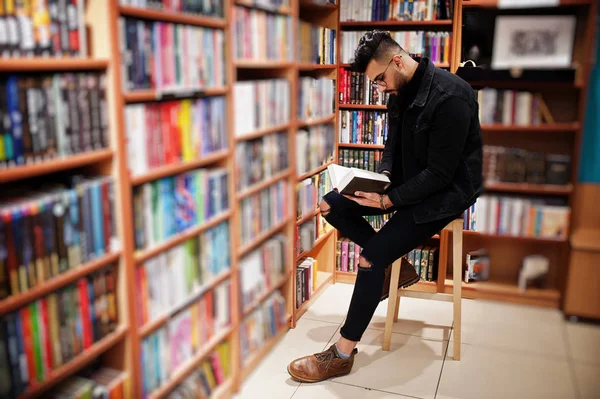 Tall smart arabisk elev man, slitage på svarta jeans jacka och eyeg — Stockfoto