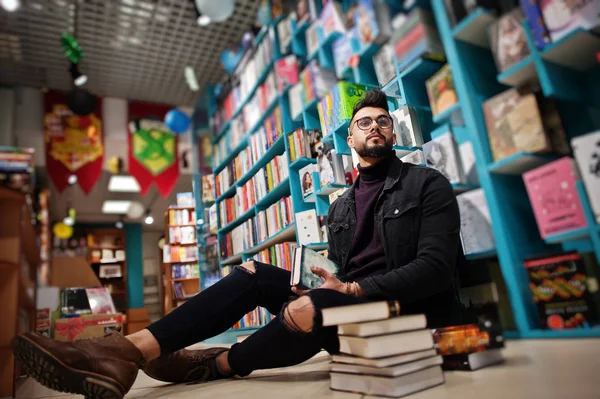 Lange slimme Arabische student man, dragen op zwarte jeans jas en eyeg — Stockfoto