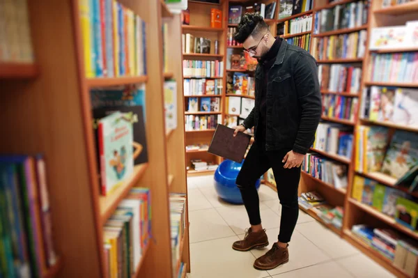 Alto intelligente arabo studente uomo, indossare su giacca jeans neri e gli occhi — Foto Stock