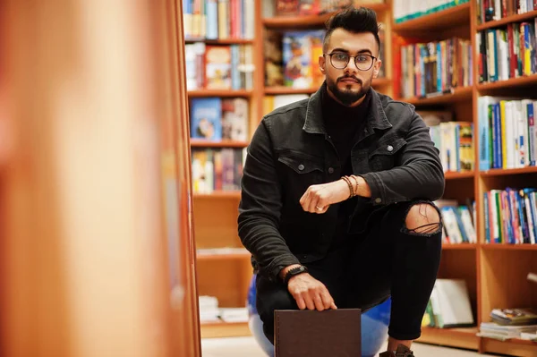 Lange slimme Arabische student man, dragen op zwarte jeans jas en eyeg — Stockfoto
