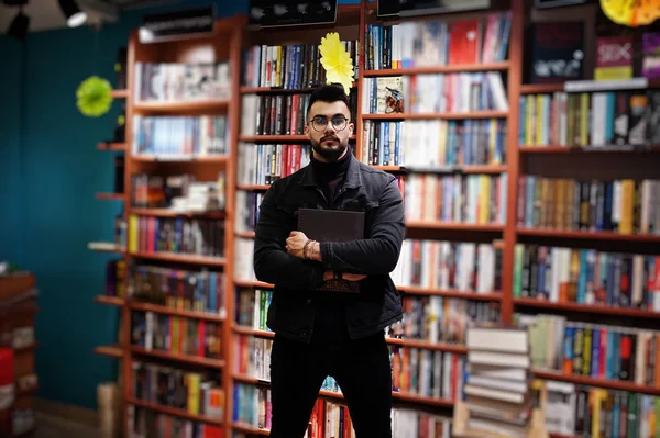 Ψηλός έξυπνος Άραβας μαθητής άντρας, φορούν σε μαύρο τζιν μπουφάν και το μάτι — Φωτογραφία Αρχείου