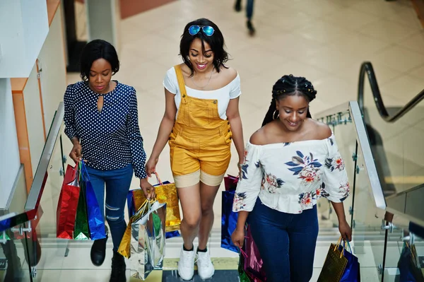 Belas três meninas afro-americanas bem vestidas com sh colorido — Fotografia de Stock