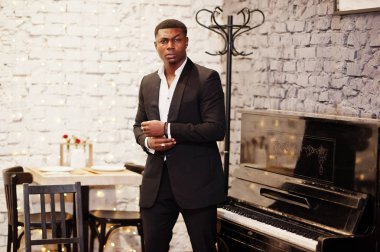 Güçlü güçlü afro-amerikan adam siyah takım elbise li agai ayakta
