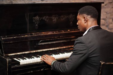 Siyah takım elbise oyun güçlü güçlü afro-amerikan adam geri 