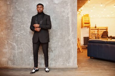 Siyah takım elbise ve turtlenec güçlü güçlü afro-amerikan adam