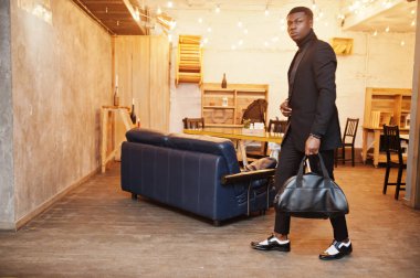 Siyah takım elbise ve turtlenec güçlü güçlü afro-amerikan adam