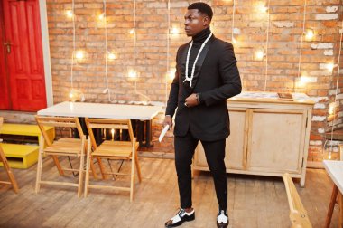 Siyah takım elbise ve turtlenec güçlü güçlü afro-amerikan adam