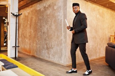 Siyah takım elbise ve turtlenec güçlü güçlü afro-amerikan adam