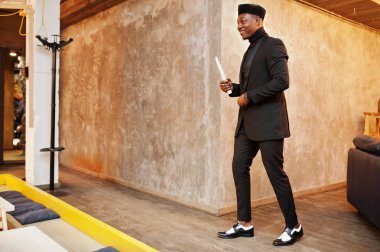 Siyah takım elbise ve turtlenec güçlü güçlü afro-amerikan adam