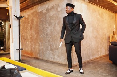 Siyah takım elbise ve turtlenec güçlü güçlü afro-amerikan adam