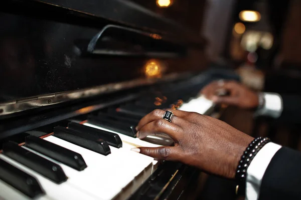Dita di uomo afroamericano in abito nero suonare il pianoforte . — Foto Stock